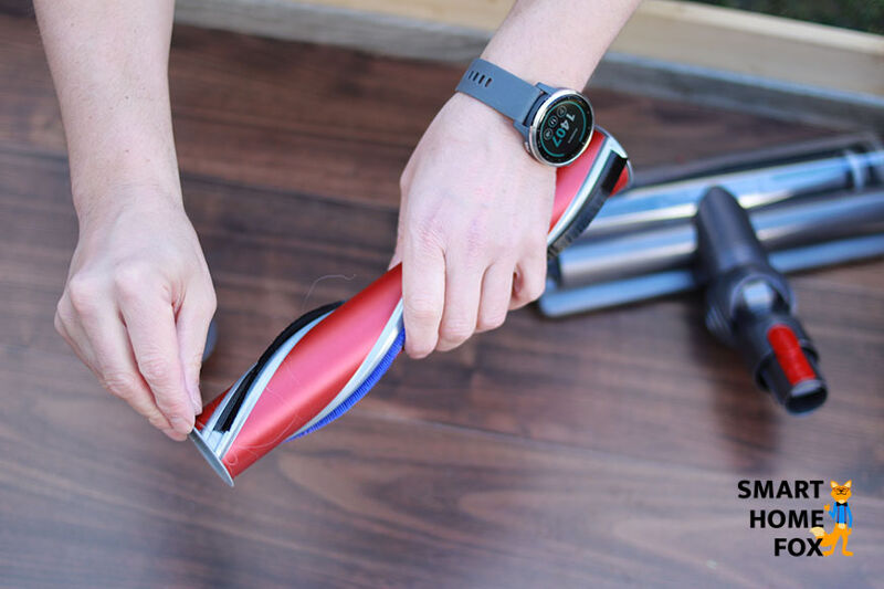 Die Haare von der Rolle entfernen